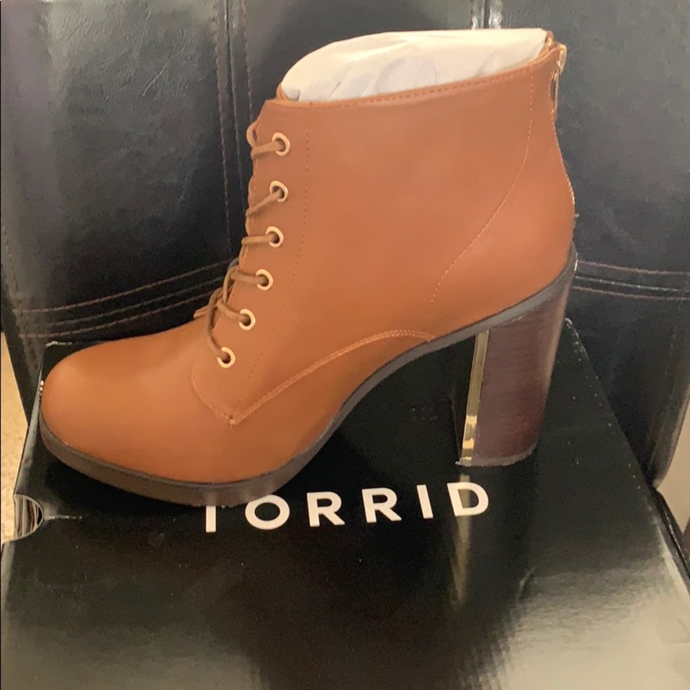 NWT Cognac Gold Heel Boots